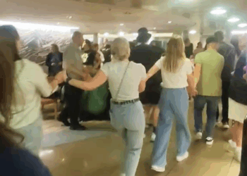 Το Blue Star μετατράπηκε σε… πίστα – Στήθηκε γλέντι με χορούς και τραγούδια (Video)